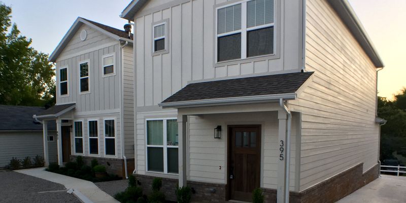 Fayetteville House: 393 South Hill Avenue