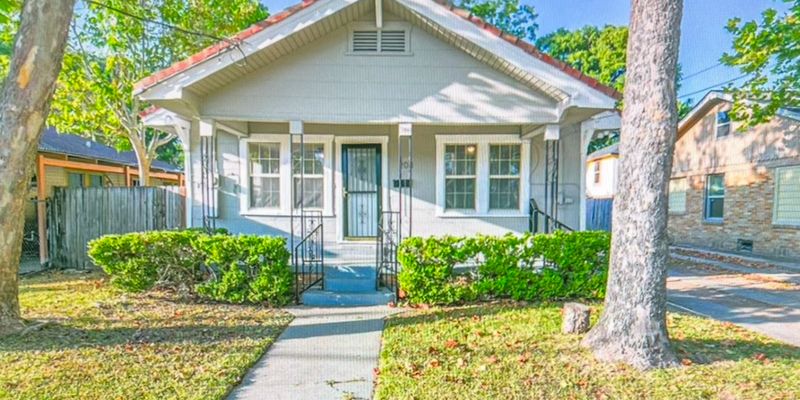 Baytown House: 208 W Lobit Ave