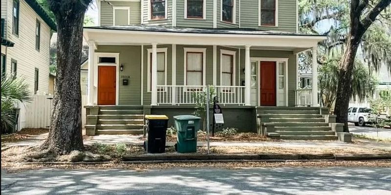 Savannah House: 2501 Barnard St