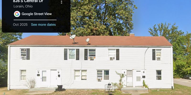 Lorain House: 826 S Central Dr