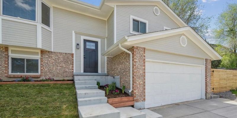 Lakewood House: 3247 S Newland St