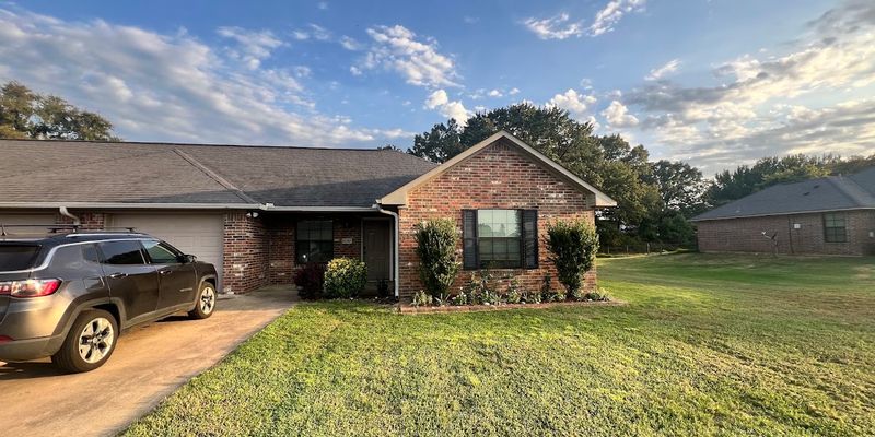 Lindale House: 13363 Country Meadow Ln