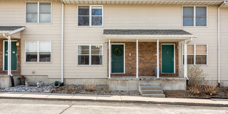 Coralville House: 957 Boston Way