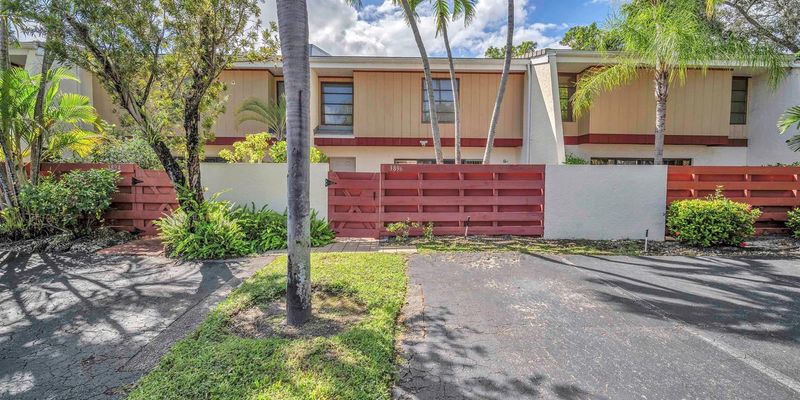 Hollywood House: 3896 Meadow Ln