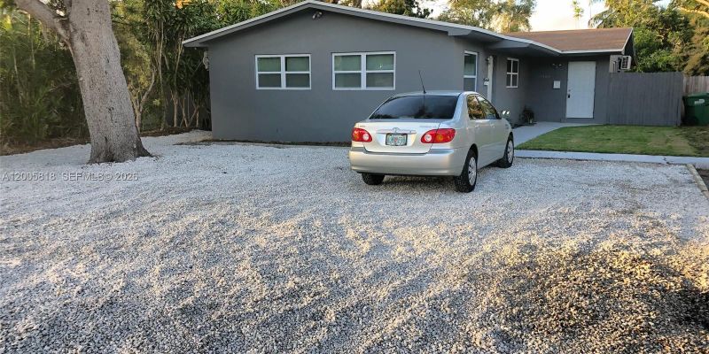 North Miami Beach Apartment: 2465 NE 183rd St