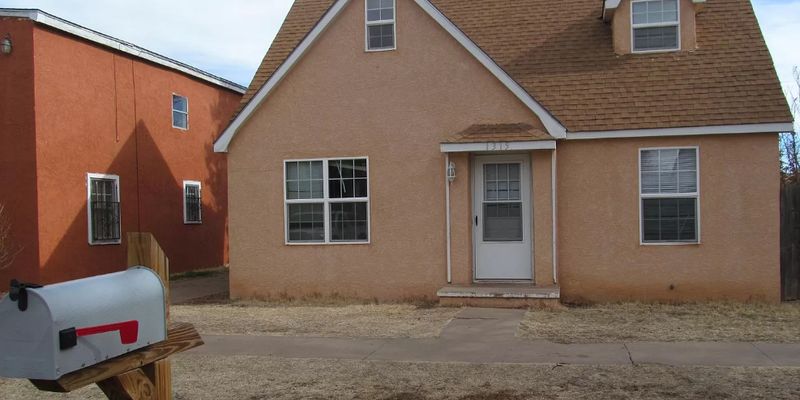 Clovis House: 1315 Sheldon St