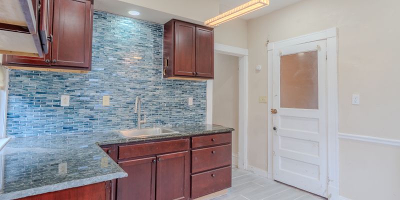 Milwaukee Apartment: 3239 W Juneau Ave