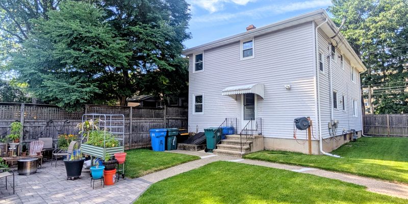 Hamden Apartment: 132 Putnam Ave
