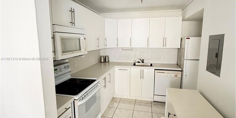 North Miami Beach Apartment: 2025 NE 164th St