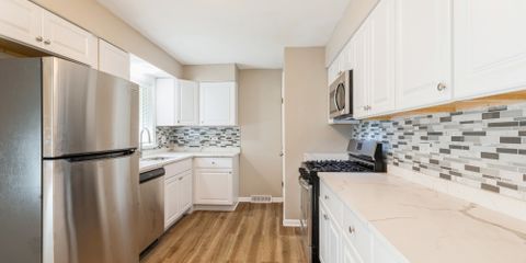 04_8139SBennettAve_177002_Kitchen_MRED_2000x1333.jpg