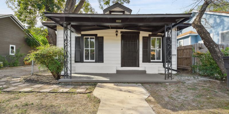 San Antonio House: 2332 E Houston St