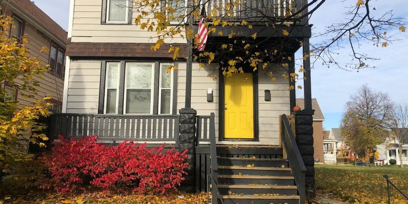 Milwaukee Apartment: 908 W Hadley St