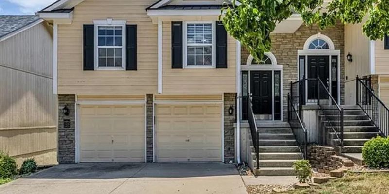 Grain Valley House: 1229 NW Ashley Dr.