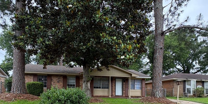 Montgomery House: 233 Dyas Dr