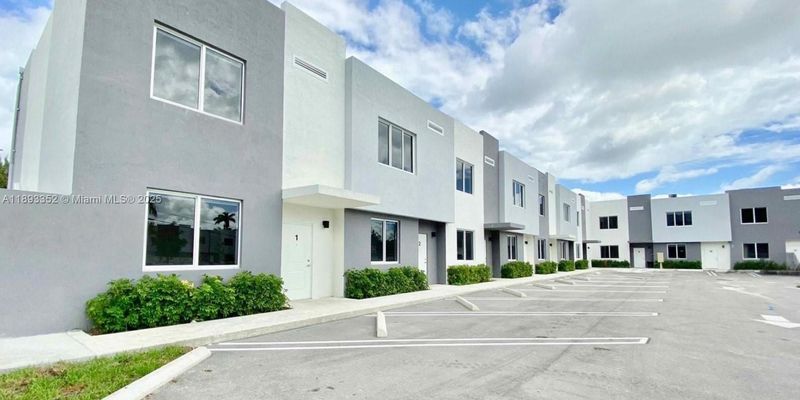 North Miami Beach House: 170 NW 158th St