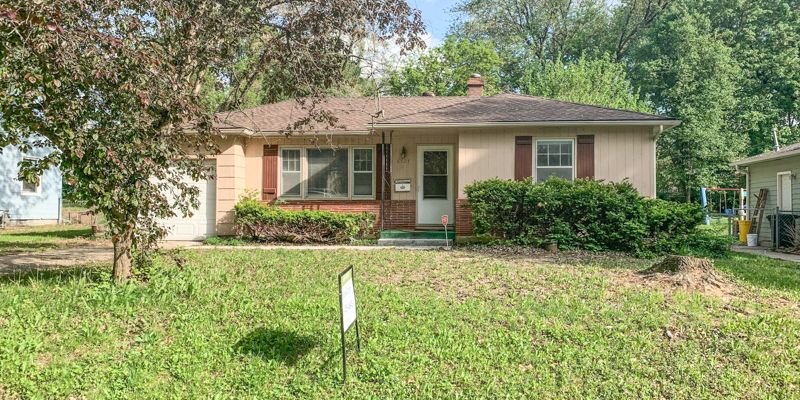 Raytown House: 8907 E 73rd St