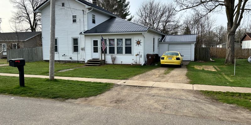 Athens House: 218 E Holcomb St