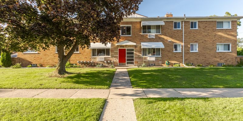 Royal Oak Apartment: 1909 Gardenia Ave