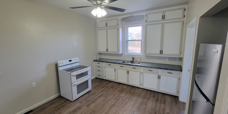 Clinton Apartment: 914 S 6th St