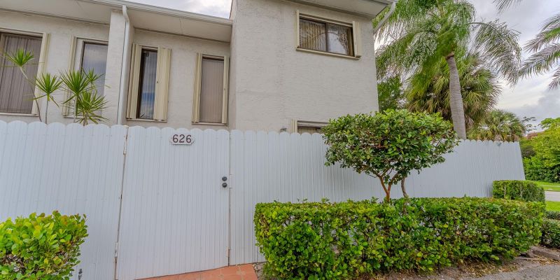 Miami House: 626 NE 195th St