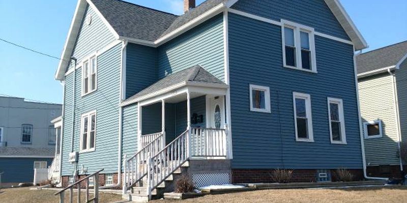 Manitowoc Apartment: 1302 S 15th St