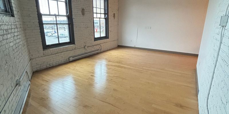 Aurora Apartment: 115 W Galena Blvd