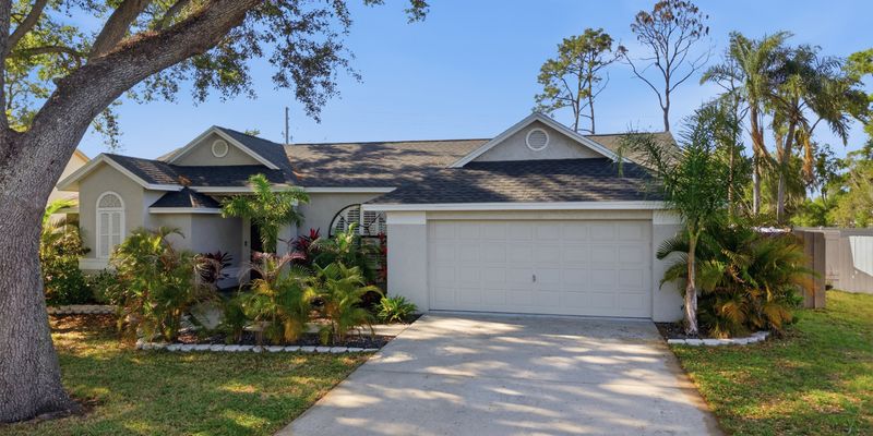 Brandon House: 2212 Lake Bay Way