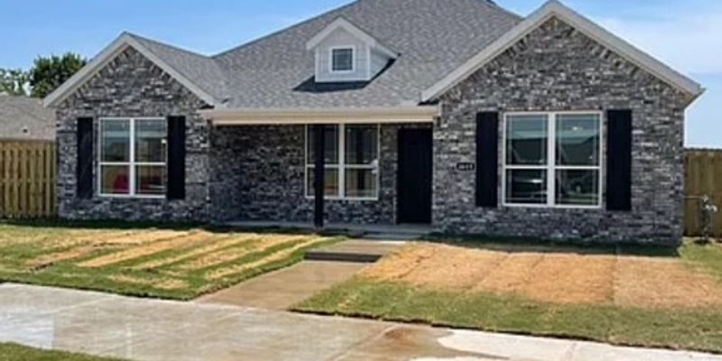 Fayetteville House: 4615 W Tofino Dr