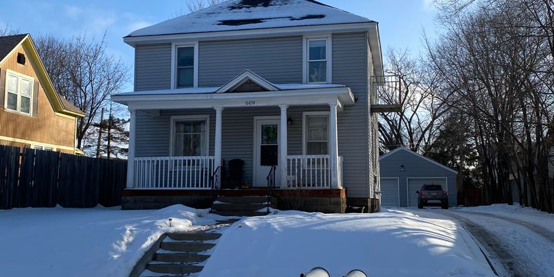 Eau Claire Apartment: 609 McDonough St