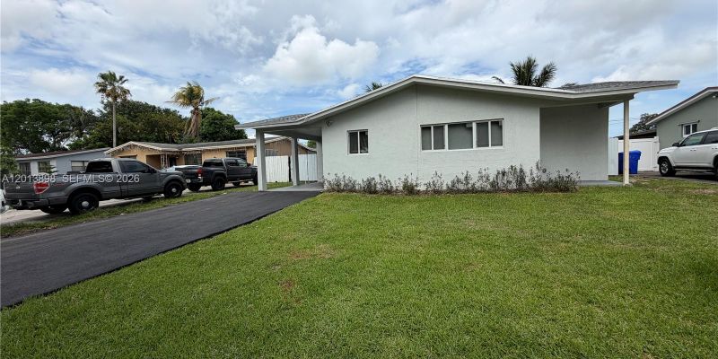 Hollywood House: 2241 N 62nd Ave