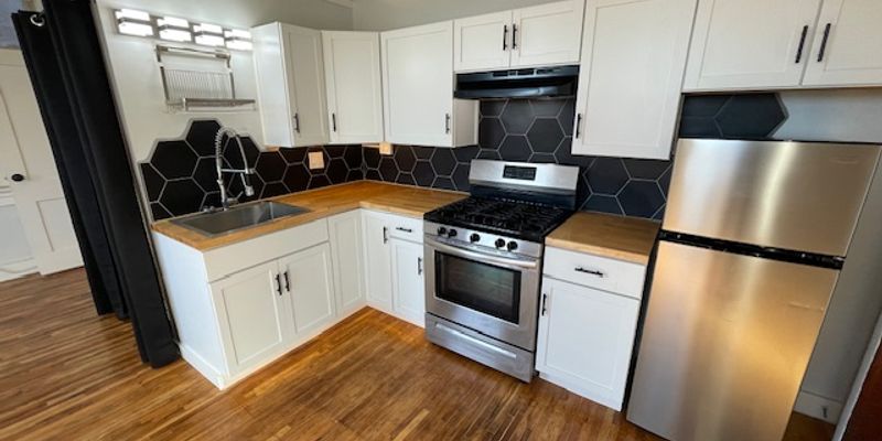 Newton Apartment: 109 1/2 E 6th St