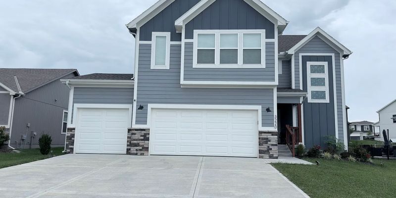 Lee's Summit House: 3220 SW Arboridge Dr