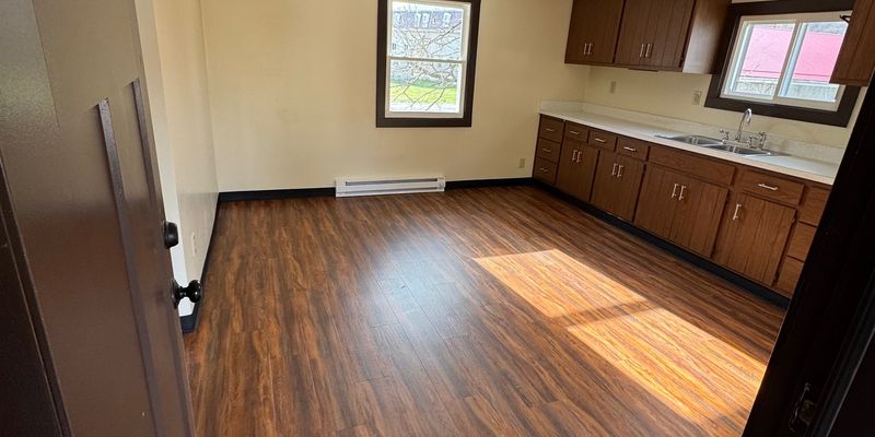 Smithton Apartment: 702 Peer St