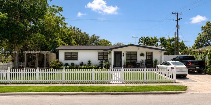 Hollywood House: 7061 Moseley St