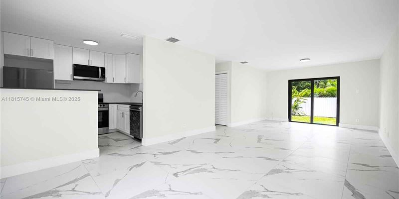 Hallandale Beach House: 100 SW 7th St