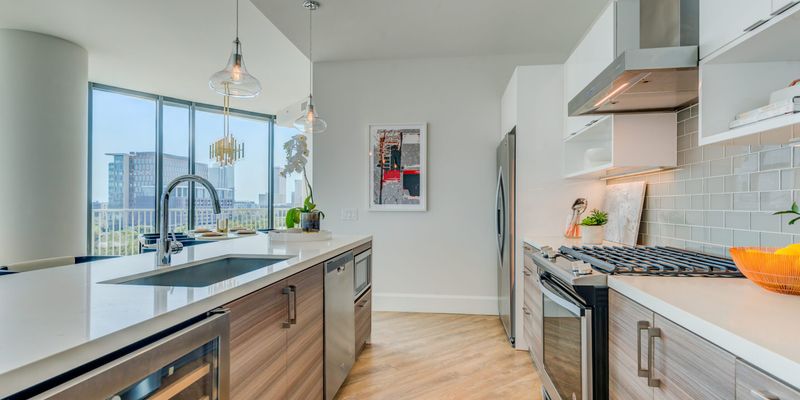 Houston Apartment: 3333 Lake St