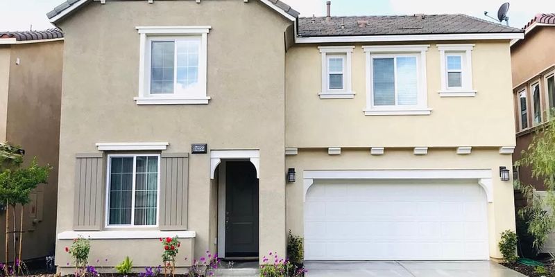 Lake Elsinore House: 24255 Lilac Ln