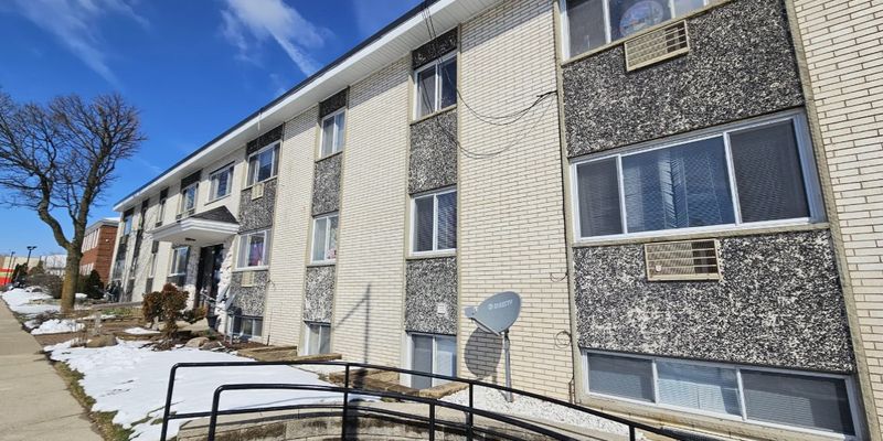 West Allis Apartment: 6914 W Lincoln Ave