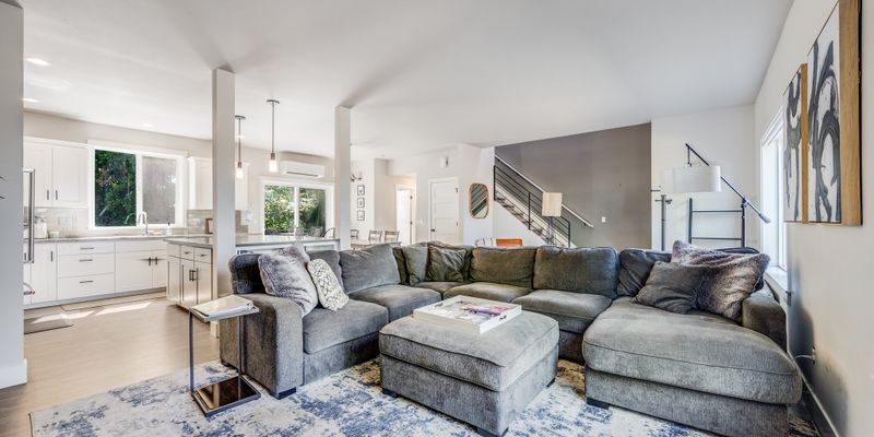 Tacoma House: 749 S Mason Ave