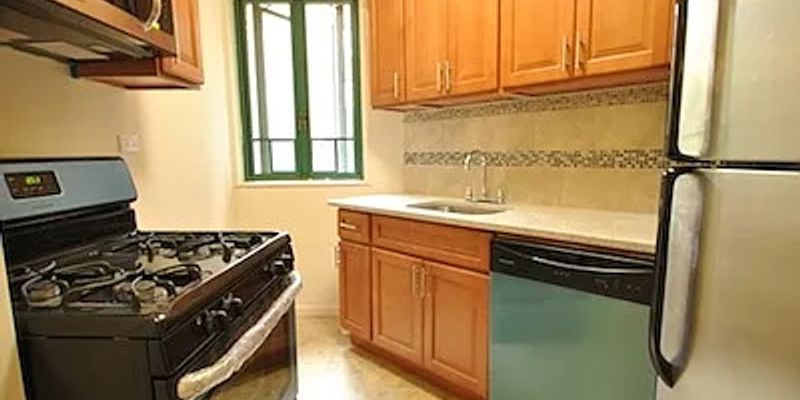 The Bronx House: 1505 Metropolitan Ave