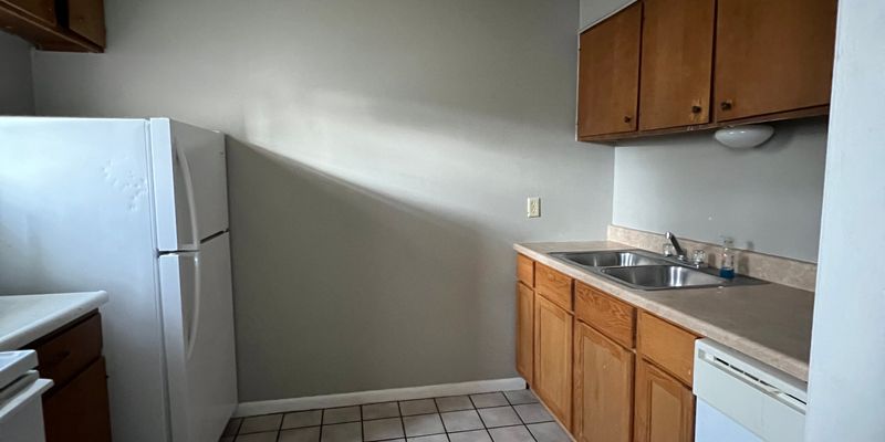 Hutchinson Apartment: 907 E 12th Ave