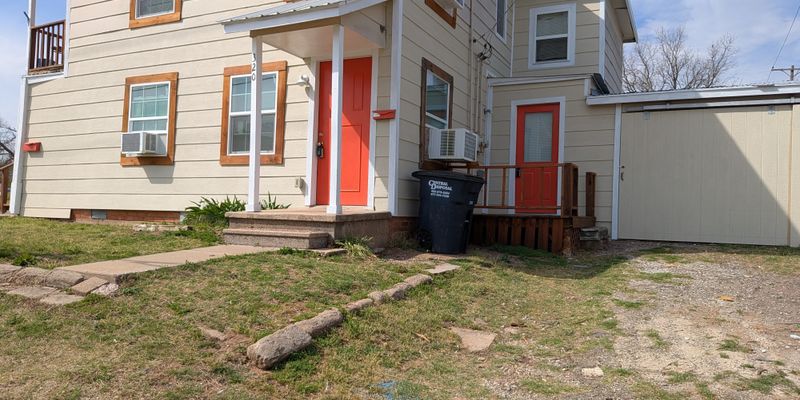 Shawnee House: 320 W Dill St