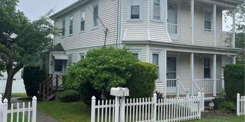 Cranston Apartment: 25 & 27  Colony St