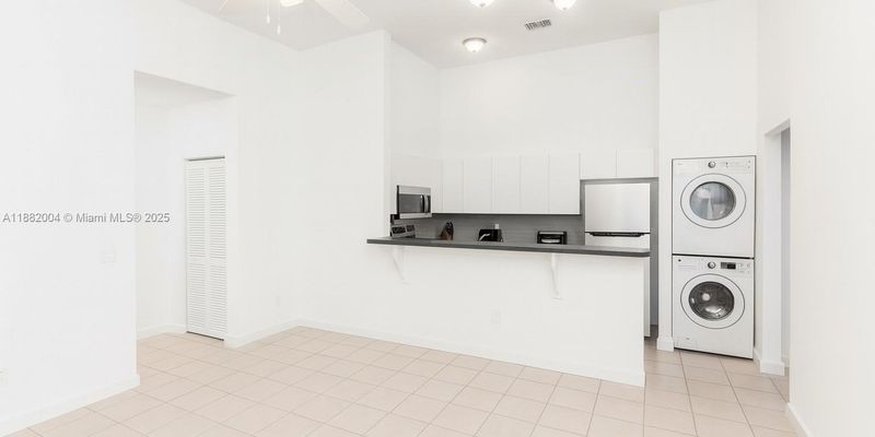 Hollywood House: 2516 Lincoln St