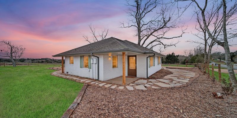 Cat Spring House: 9252 FM949