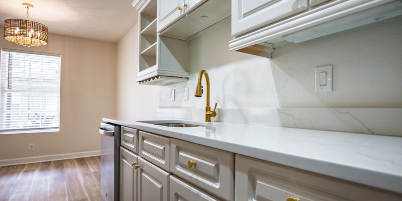 Oxford Condo: 1802 Jackson Ave W