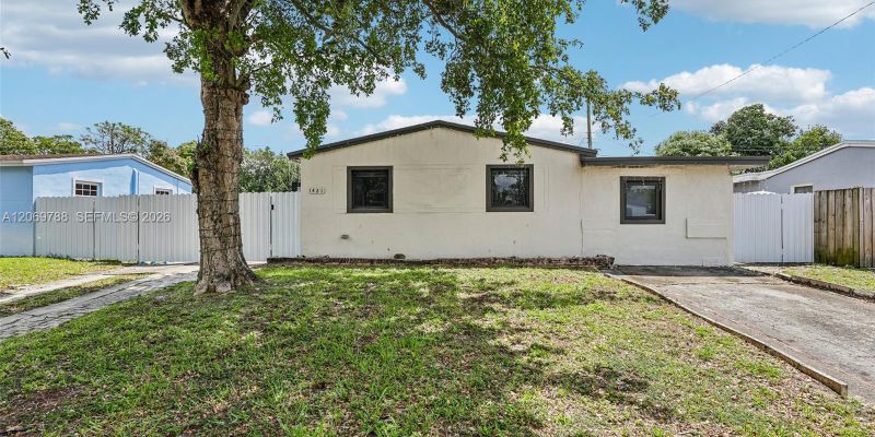 Hollywood House: 1421 N 68th Terrace