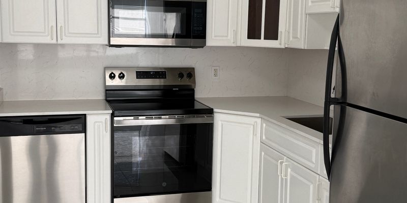 North Miami Beach Condo: 1300 NE Miami Gardens Dr apt 1005E