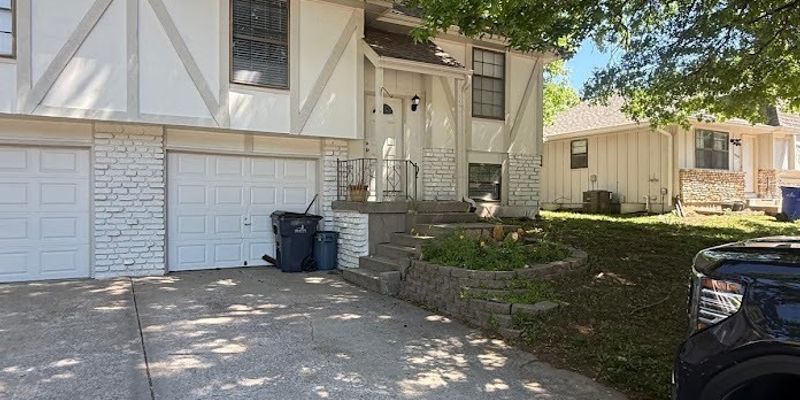 Olathe House: 2006 E Cedar St
