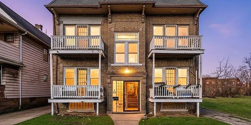 Cleveland Apartment: 3438 E 140th St